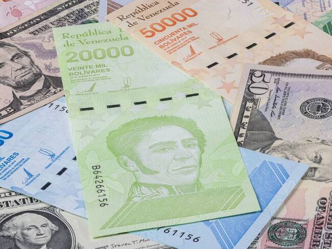 El bolívar (moneda de Venezuela) y el dólar (moneda de EE.UU.)              Foto: Getty 