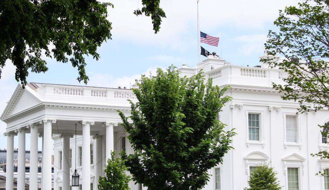 Banderas de EE.UU. a media asta por un millón de muertes COVID-19