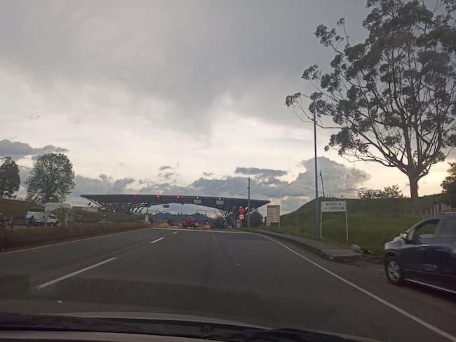 Amanecemos con cielo nublado en el Quindío, el fondo el Peaje de Cruces en autopistas del café. Foto: Adrián Trejos
