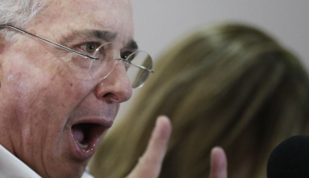 Uribe sale en defensa de Ingrid Betancourt: "¿Por qué la maltratan?"