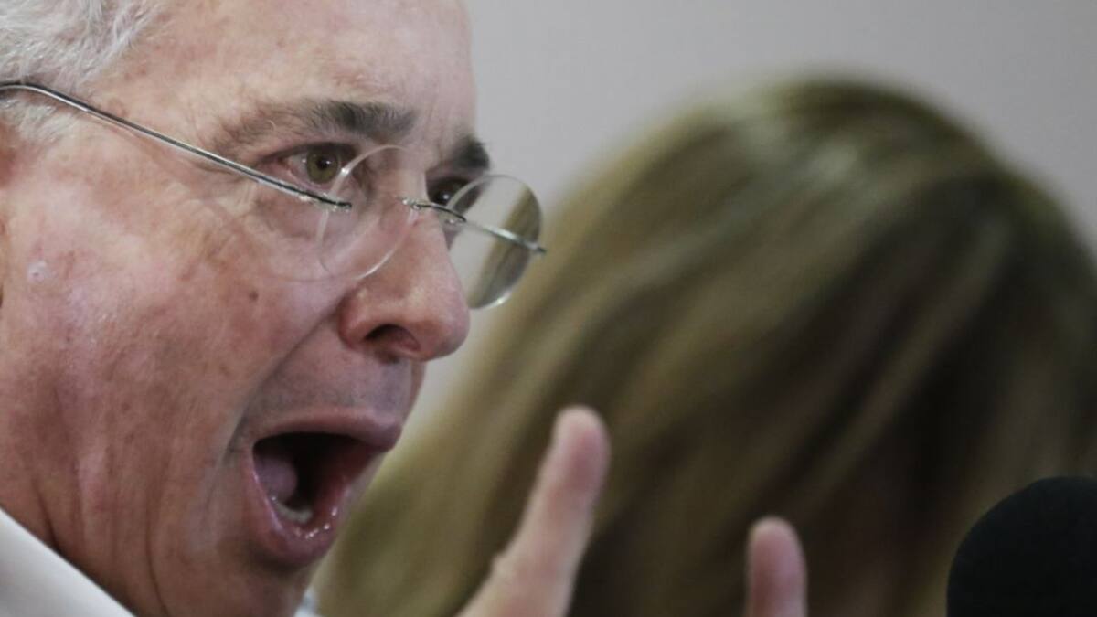Uribe sale en defensa de Ingrid Betancourt: "¿Por qué la maltratan?"
