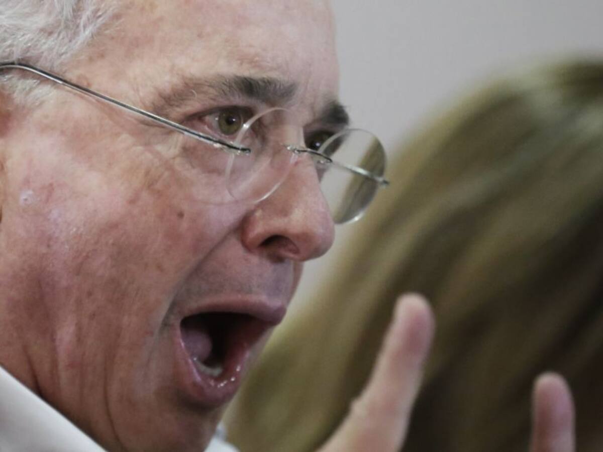 Uribe sale en defensa de Ingrid Betancourt: "¿Por qué la maltratan?"