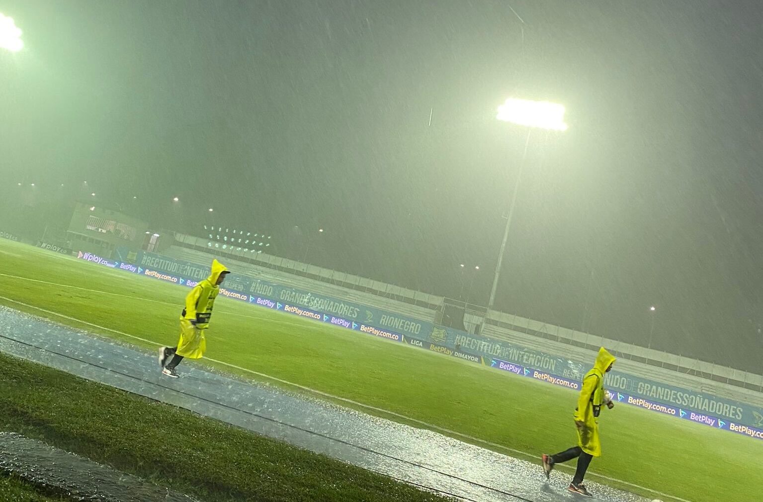 Partido detenido por lluvias en Rionegro. / @AguilasDoradas