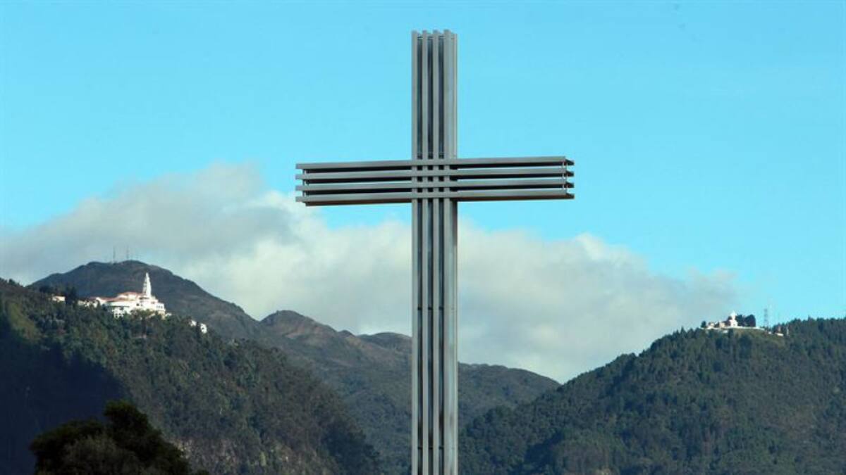 Fotografía de una cruz instalada en el parque Simón Bolívar