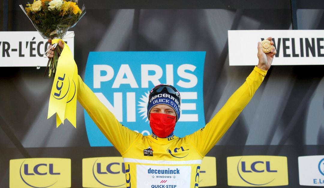 Sam Bennett luce la camiseta amarilla como primer líder de la carrera.