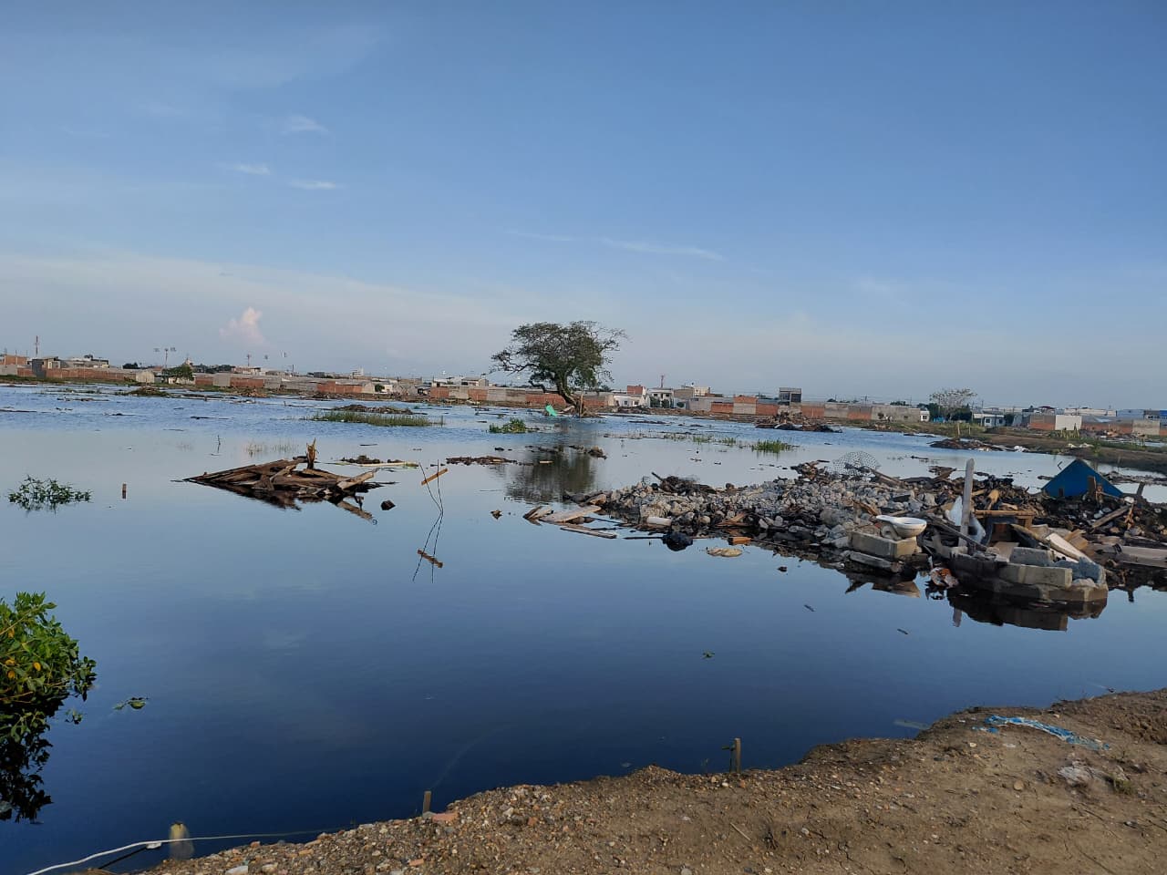 Así empezó el ingreso de agua al humedal Berlín, el pasado mes de febrero en la margen izquierda de Montería. Foto: Caracol Radio/Claudia Hernández.