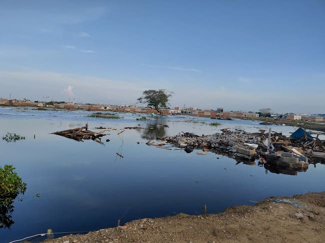 Así empezó el ingreso de agua al humedal Berlín, el pasado mes de febrero en la margen izquierda de Montería. Foto: Caracol Radio/Claudia Hernández.