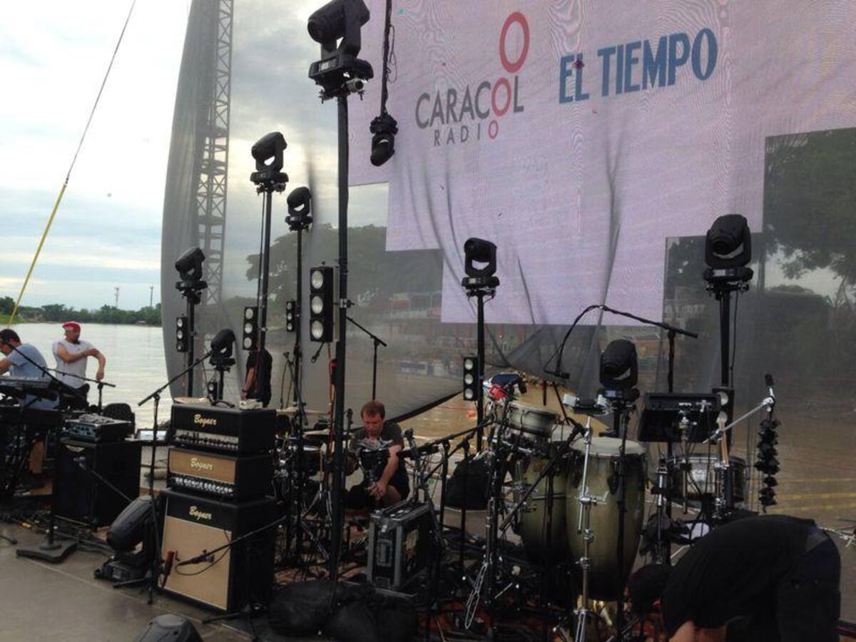 Las playas del Río Sinú se llenan de espectadores ansiosos por presenciar el primer concierto de la gira "Loco por Amor"