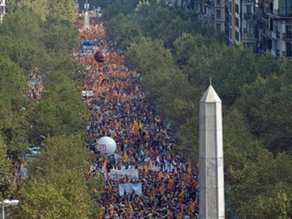 Multitudinaria manifestación se toma Barcelona para exigir su independencia de España por la crisis