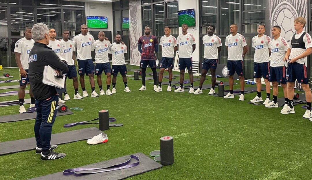 Reinaldo Rueda da indicaciones a los jugadores convocados a la Selección Colombia.