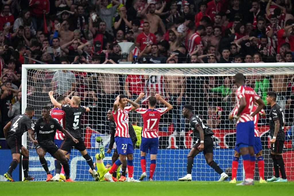 Última acción de juego en el Atlético de Madrid vs. Bayer Leverkusen (Photo by Angel Martinez/Getty Images)