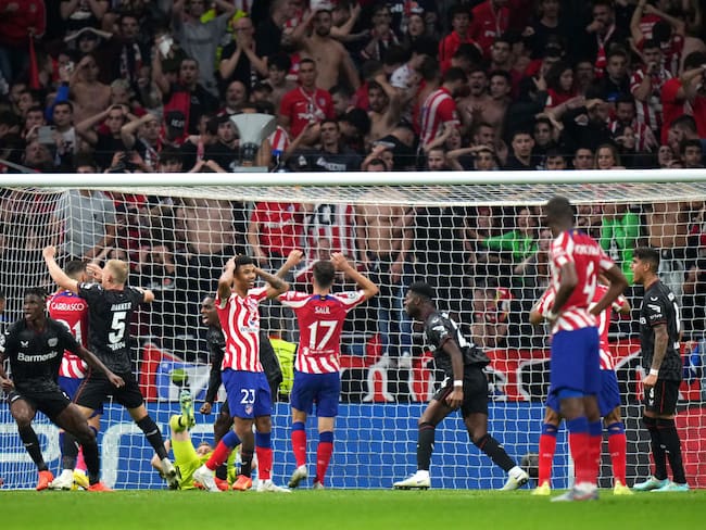 Última acción de juego en el Atlético de Madrid vs. Bayer Leverkusen (Photo by Angel Martinez/Getty Images)