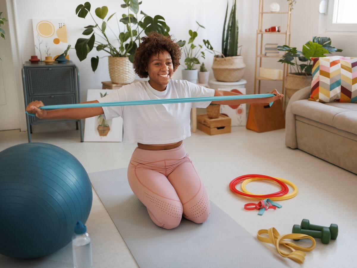 Ejercicio con palo de escoba para endurecer la cintura sin hacer abdominales