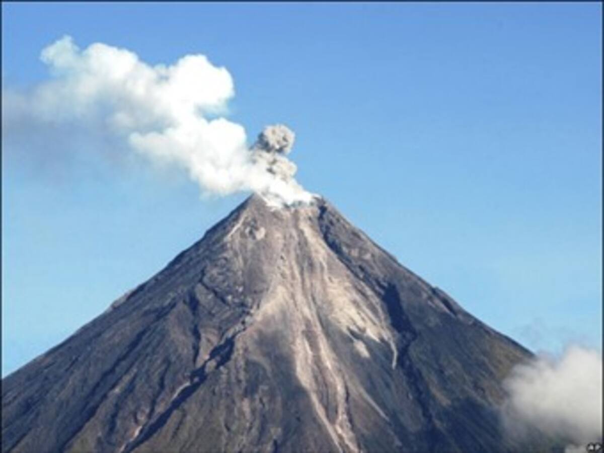 El volcán Mayon de Filipinas registra explosiones cada vez más frecuentes