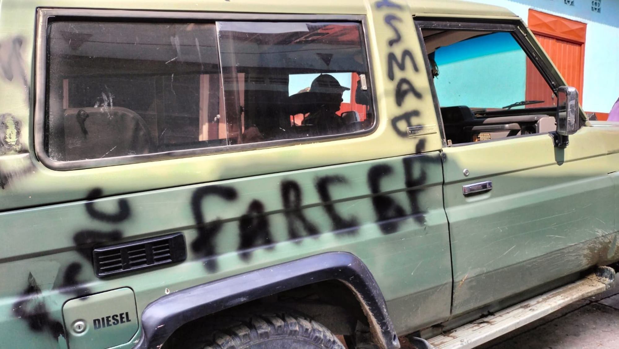 Vehículo marcado con grafitis de las Disidencias de las Farc