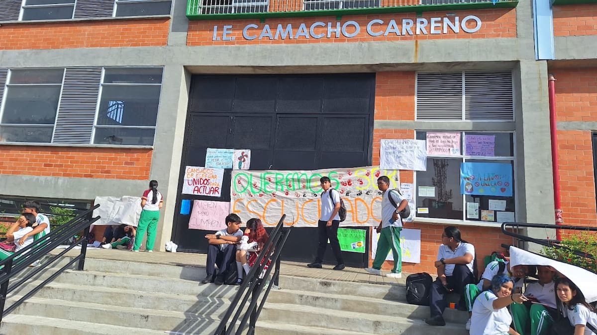 Estudiantes protestan por la falta de ventiladores y airea acondicionados