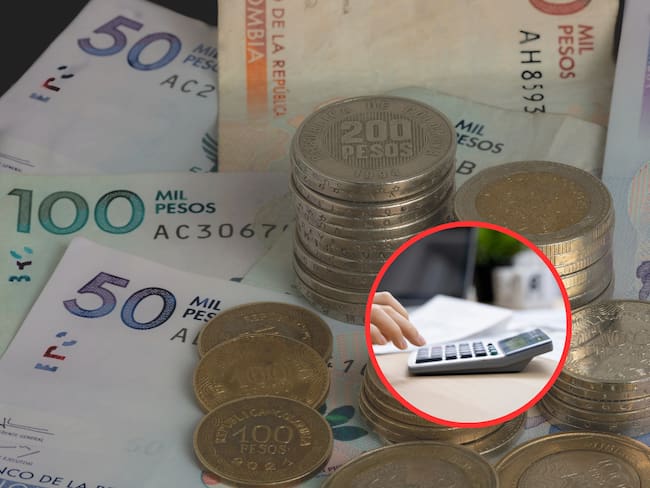 Billetes y monedas colombianas y de fondo una persona haciendo cuentas en una calculadora (Fotos vía Getty Images)