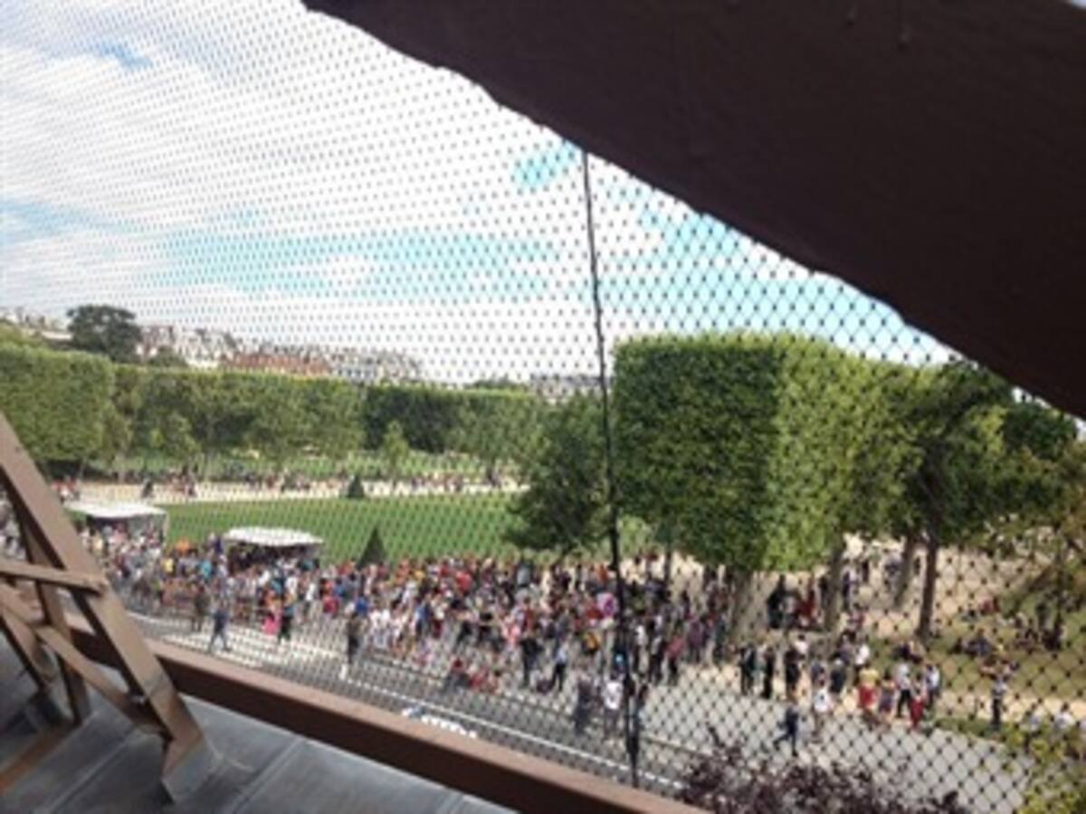 Evacúan la Torre Eiffel por amenaza de bomba
