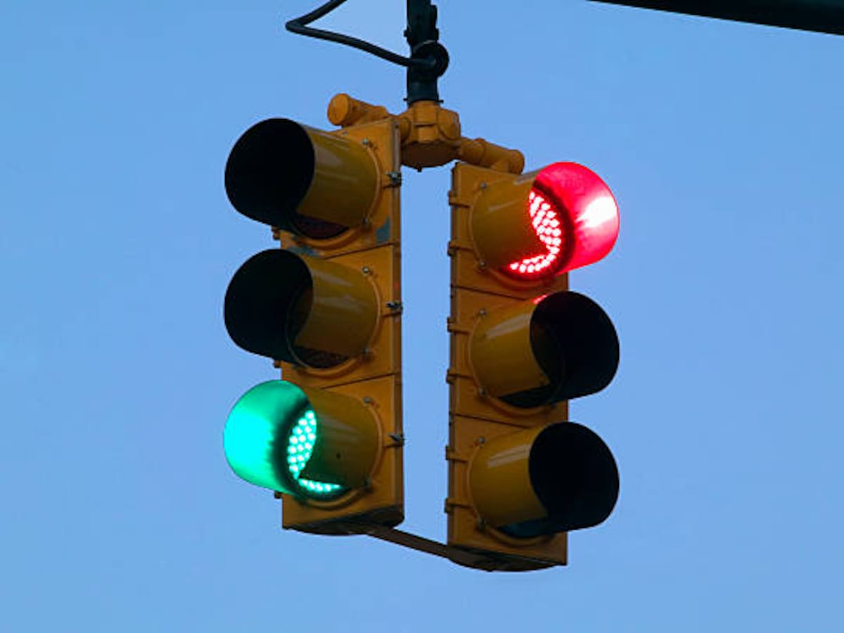 ¡Pilas! Lo podrían multar por pasarse el semáforo en amarillo: esto dice la norma