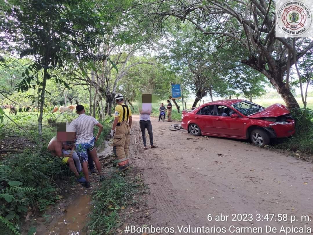 Accidente de tránsito vía Carmen de Apicalá, Foto Bomberos Voluntarios Carmen Apicalá.