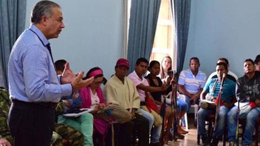 El vicepresidente Óscar Naranjo reunido con comunidades indígenas del Cauca. Foto: Vicepresidencia