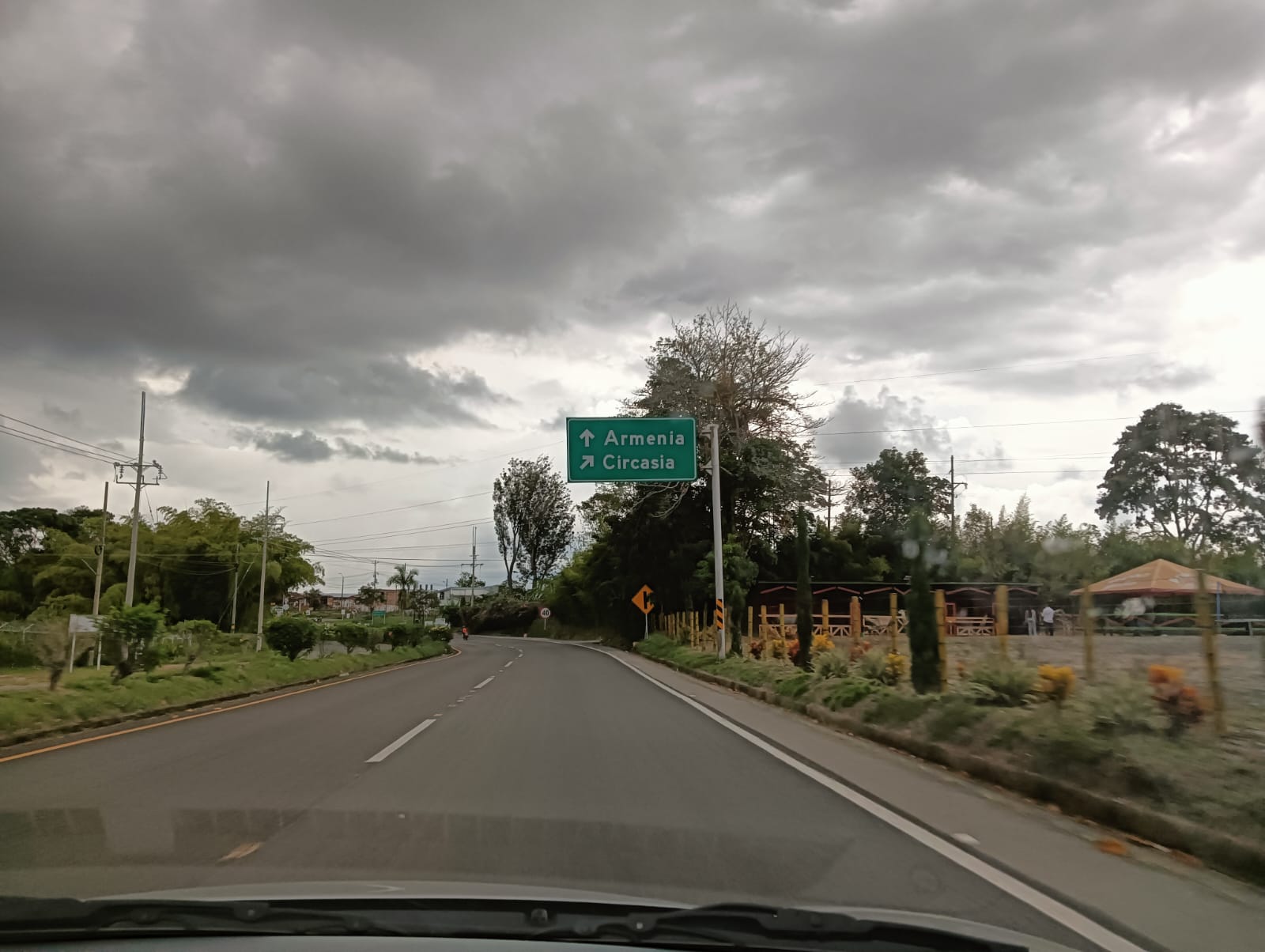 Autopistas del café, vía Armenia Pereira en días de cielo nublado. Foto Adrián Trejos