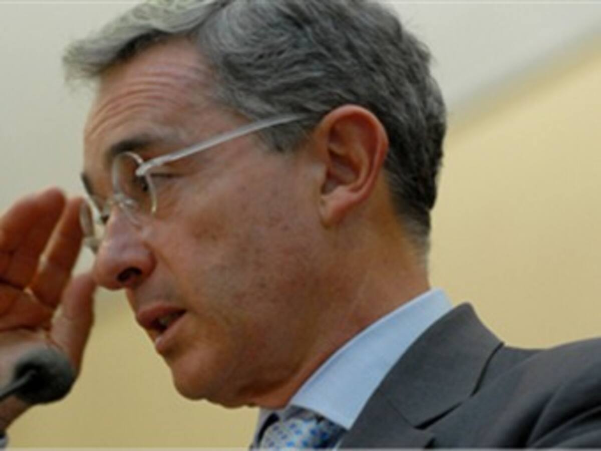 El presidente debía ir a la cárcel en caso que ordenara espionajes ilegales: Uribe