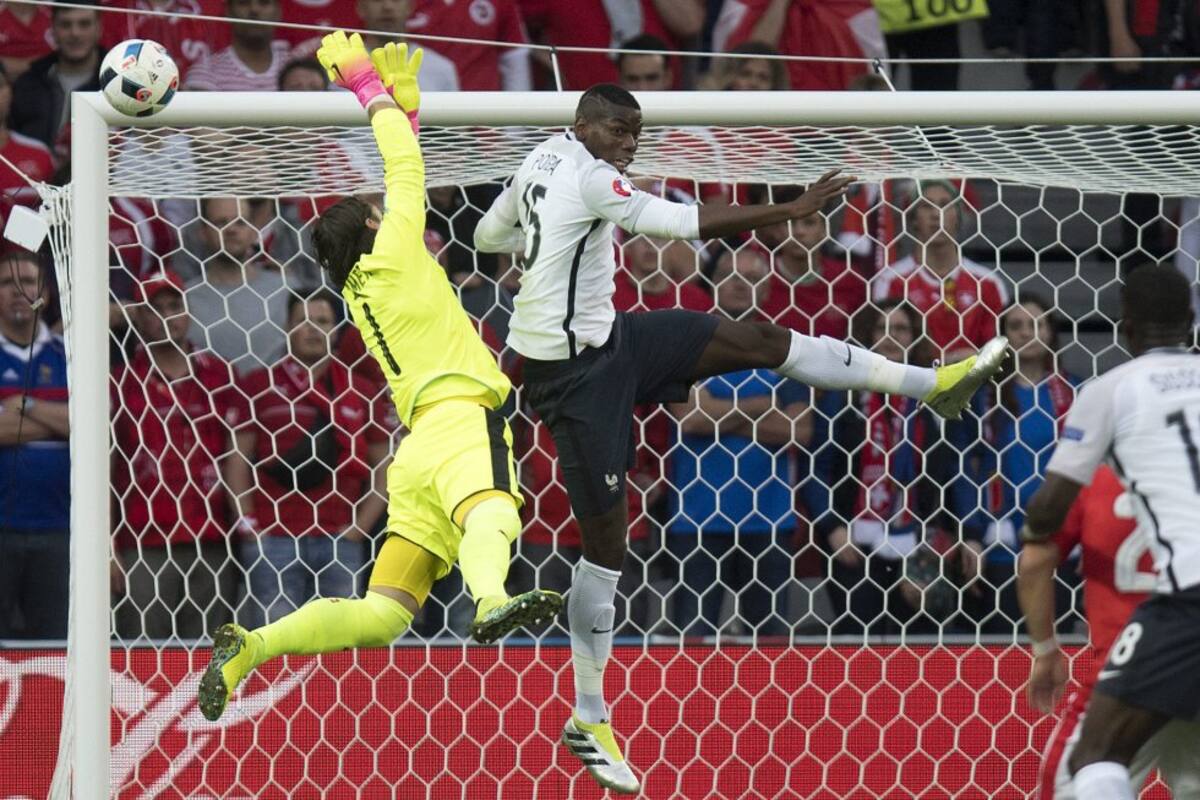 Pogba intentando vencer al arquero Sommer en el juego aéreo