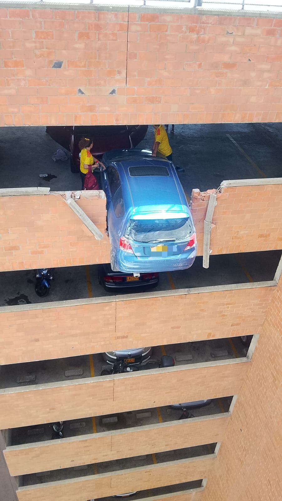 Vehículo suspendido desde séptimo piso en un edificio en Rionegro. Foto: Cortesía Bomberos Rionegro
