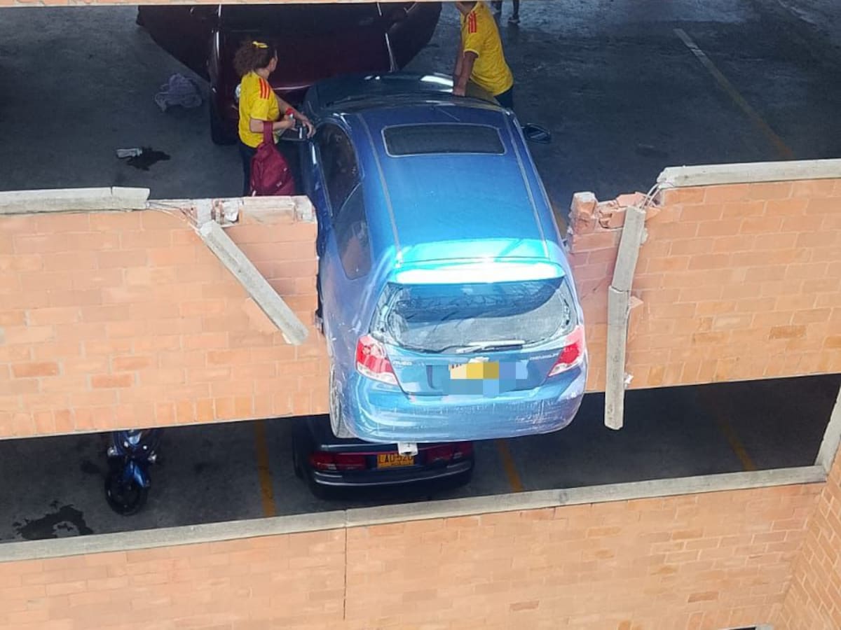 Bomberos de Rionegro evitan tragedia al asegurar un vehículo suspendido desde un séptimo piso