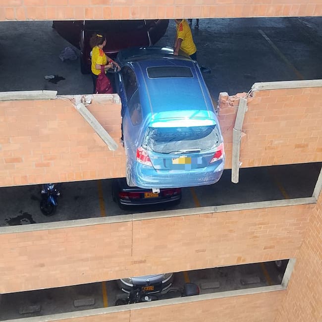 Vehículo suspendido desde séptimo piso en un edificio en Rionegro. Foto: Cortesía Bomberos Rionegro