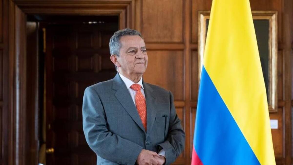 Fiscalía imputará cargos a exsecretario de Cancillería José Salazar por licitación de pasaportes