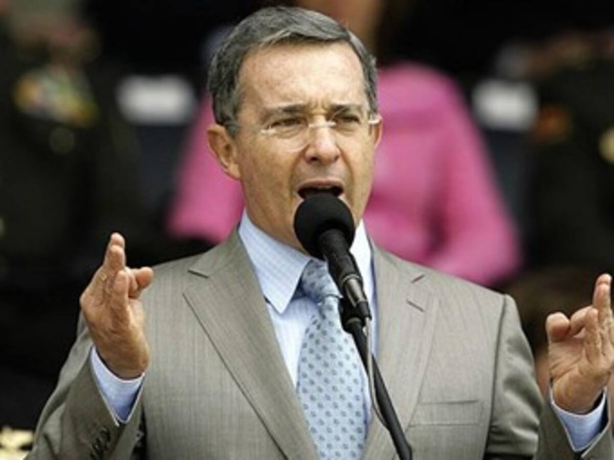 Uribe rechaza interceptaciones a la Corte y cuestiona que lo llamen 'asesino'