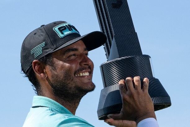 Juan Sebastián Muñoz con el título del LIV Golf Indianapolis / Foto: @livgolf_league