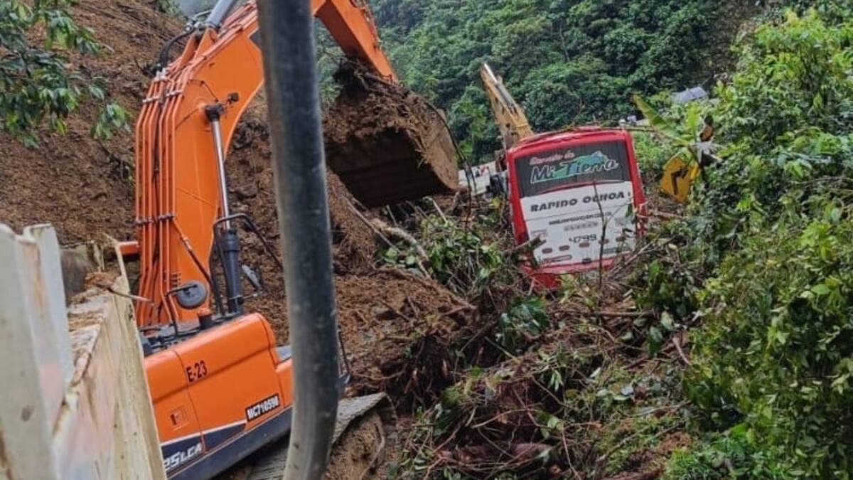 Un bus de servicio público se salvó de ser arrastrado por un derrumbe en Chocó; hay cuatro lesionado