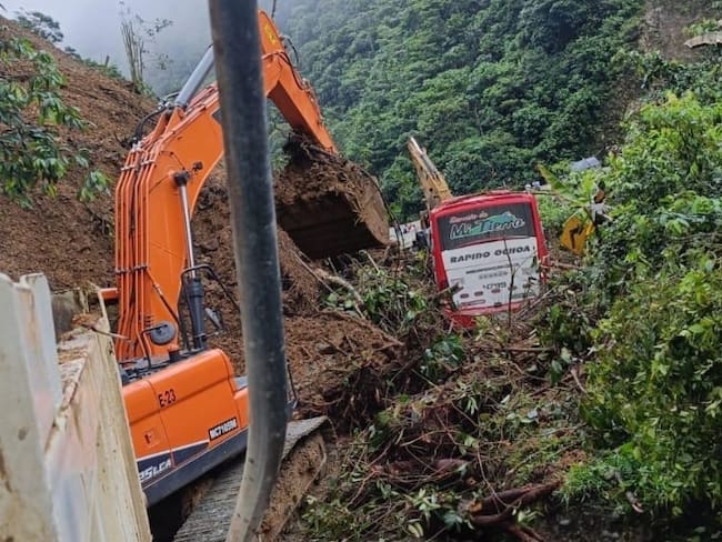 Bus atrapado por movimiento en masa en Carmen de Atrato de Chocó- foto cortesía