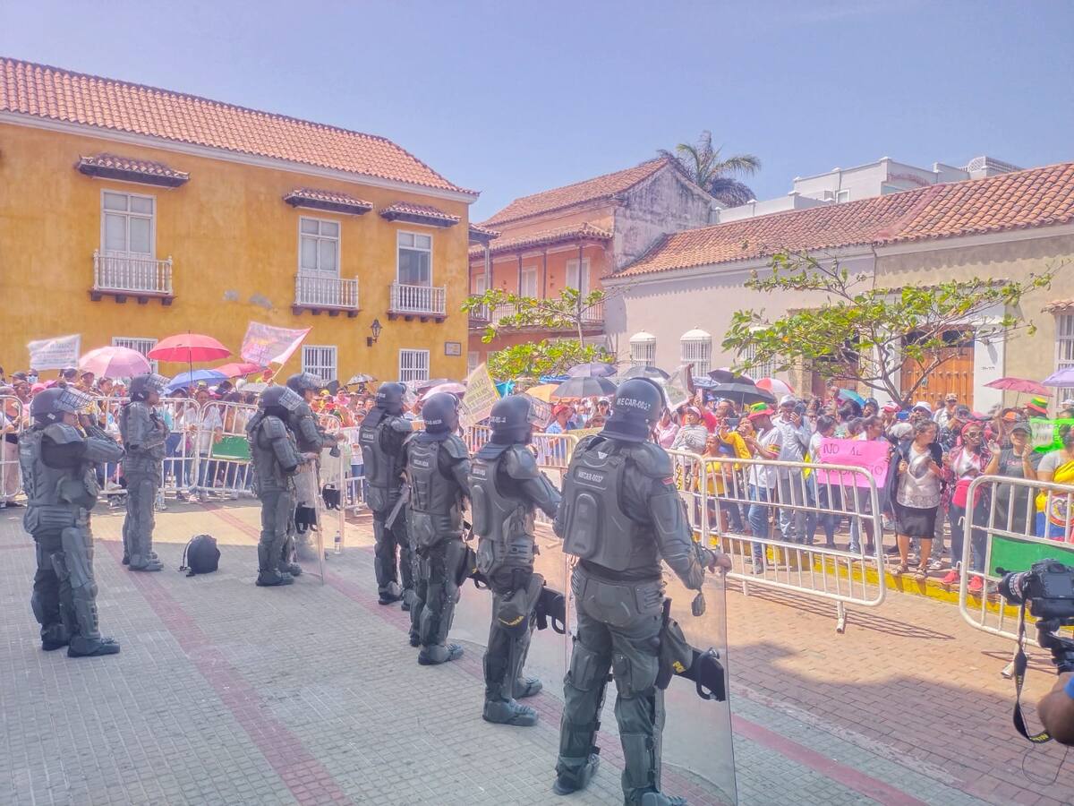 Docentes y habitantes de Mandela protestaron durante rendición de cuentas de Dau