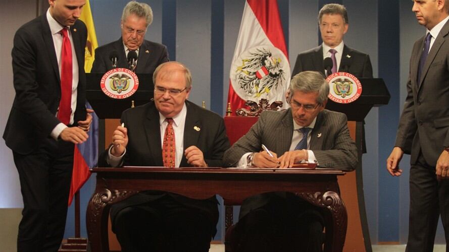 Wolfang Brandstetter y Yesid Reyes. Foto: Ministerio de Justicia