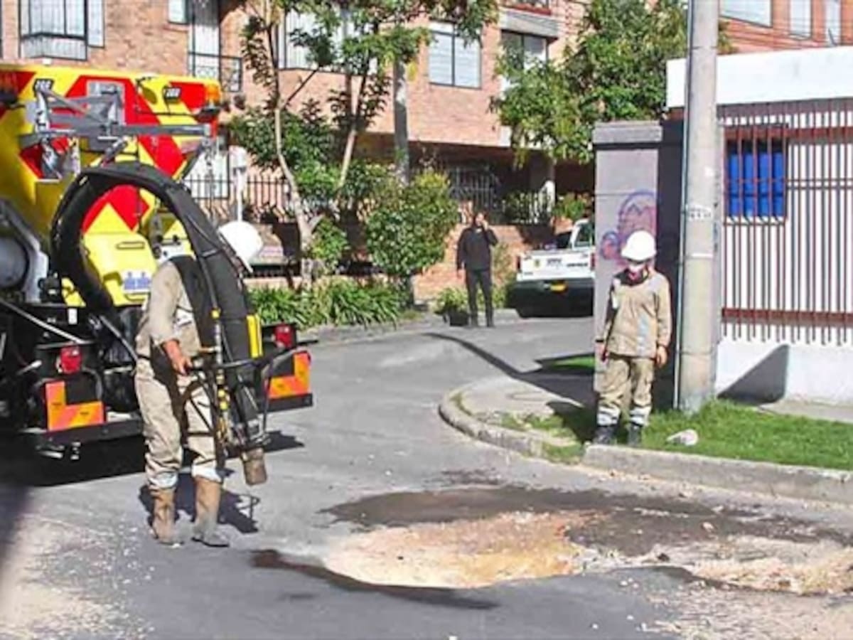 Con 20 máquinas tapahuecos en 2 meses sería subsanada la malla vial: Petro