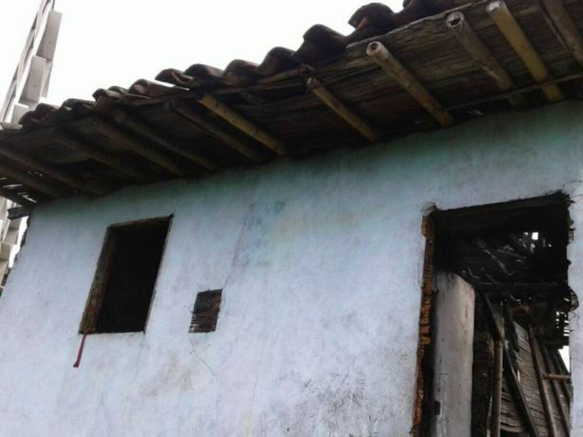 Indigentes le habrían prendio fuego a una casa abandonada