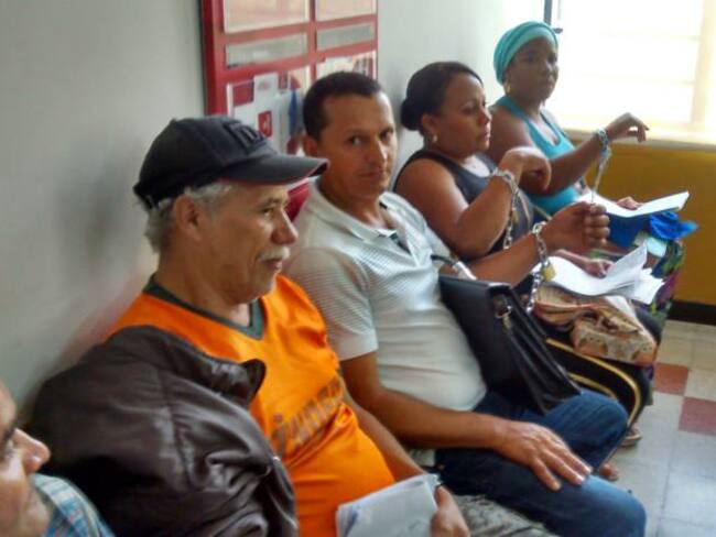 Víctimas del conflicto en Medellín se encadenan para protestar