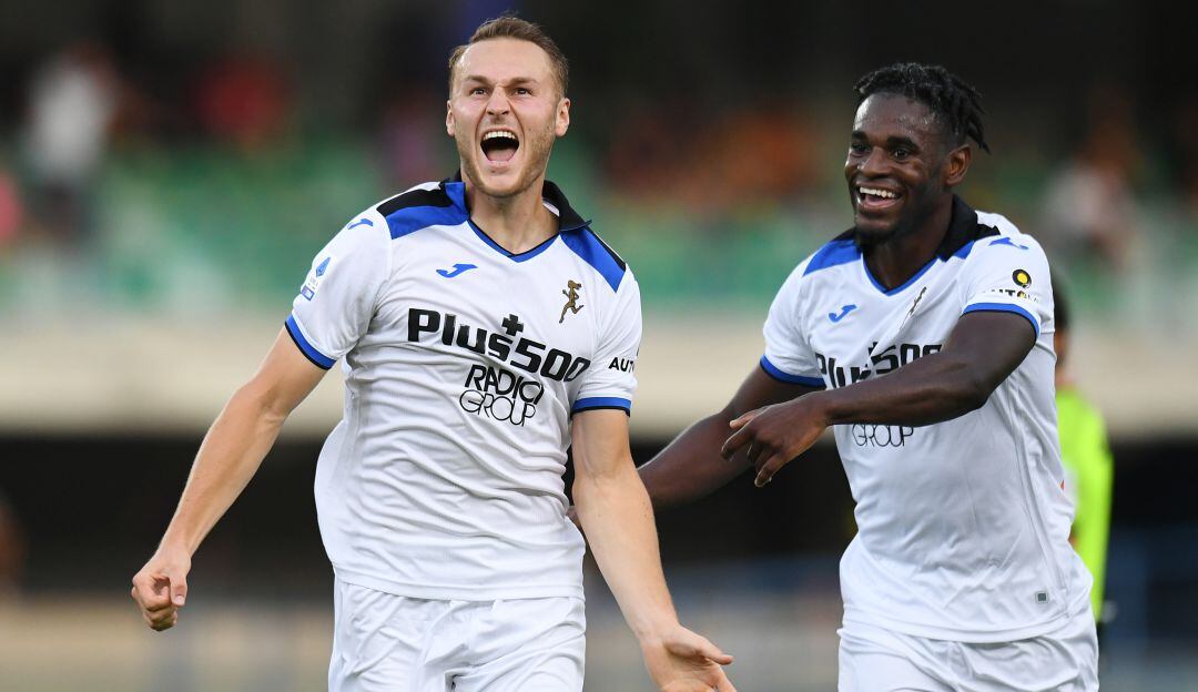 Teun Koopmeiners celebra su anotación para el Atalanta junto a Duván Zapata.