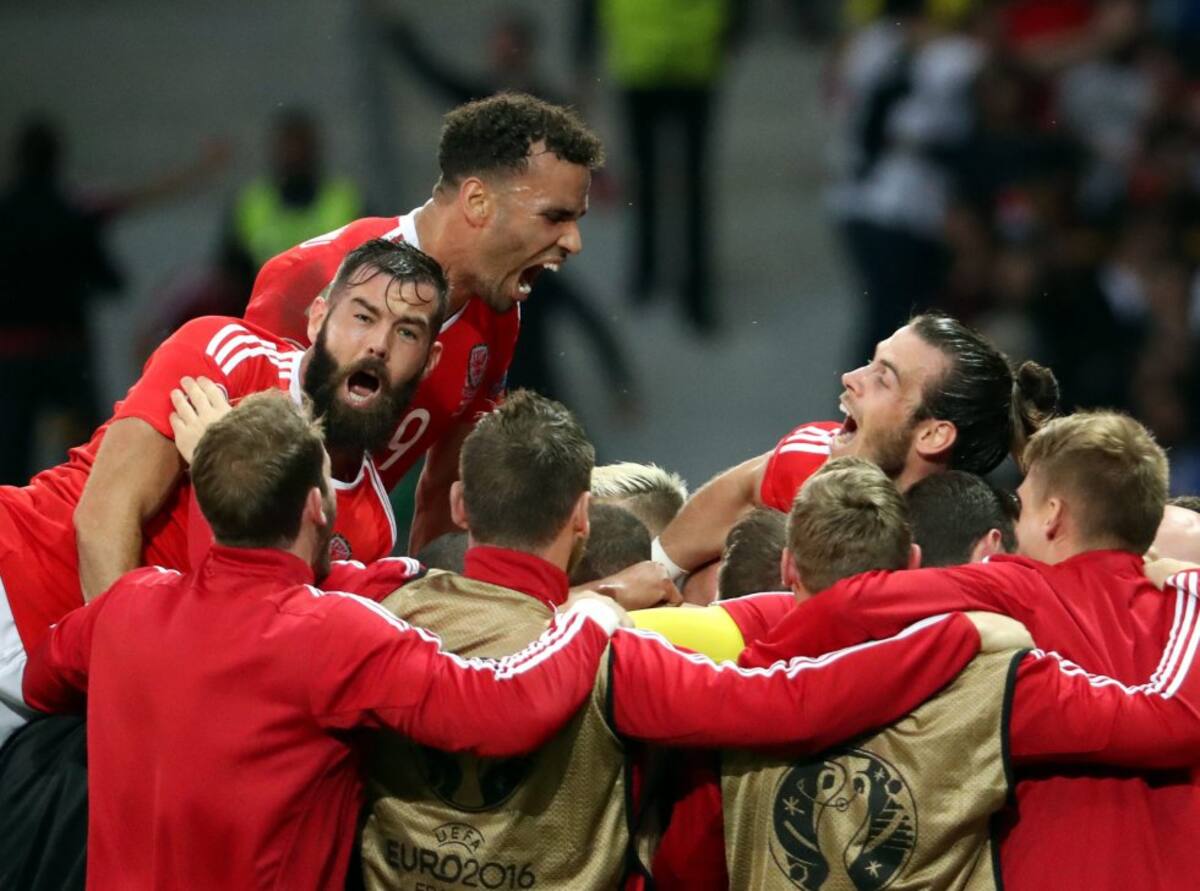 Los jugadores de Gales celebrando el gol de la igualdad
