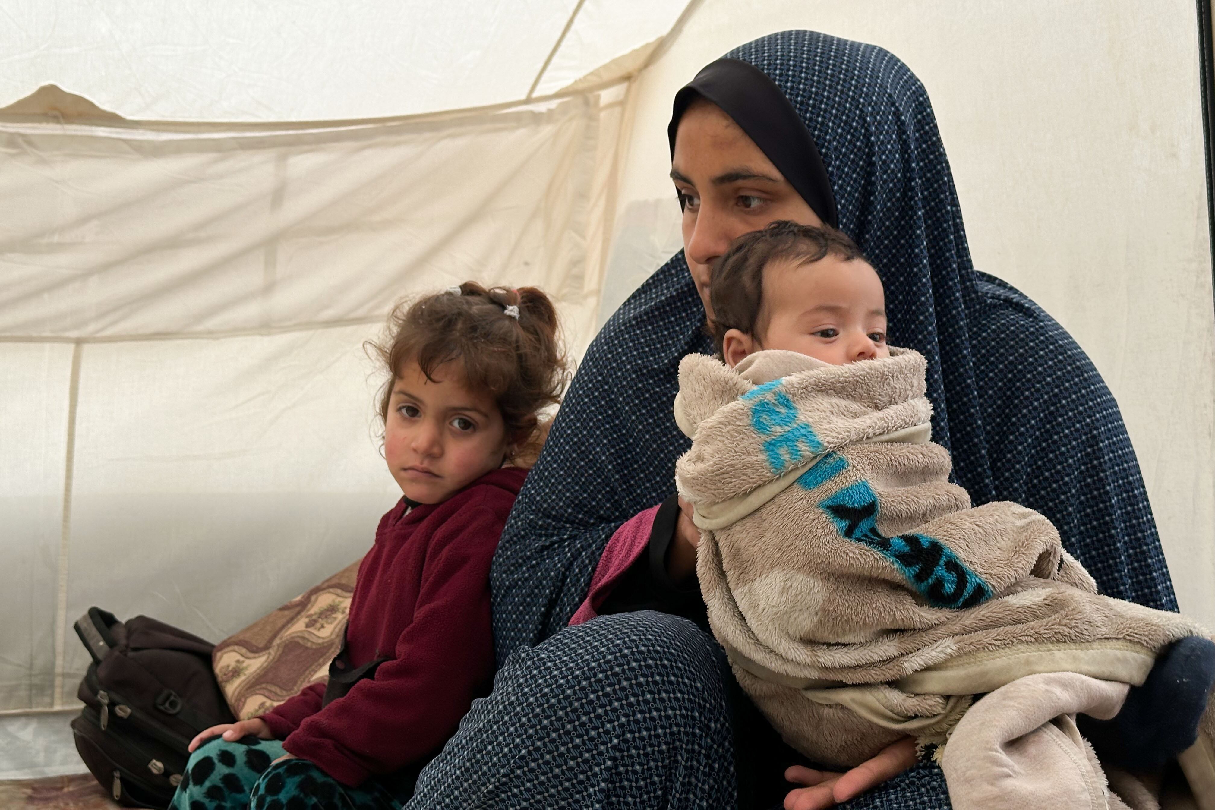 GAZA (PALESTINA), 14/02/2025.- Los palestinos en Gaza, la mayoría de los cuales viven en tiendas de campaña, están enfrentando condiciones aún más difíciles en las últimas horas debido a un temporal de lluvia, en medio de los temores de que el acuerdo de alto el fuego entre Hamás e Israel pueda colapsar en cualquier momento. EFE/ Ahmad Awad