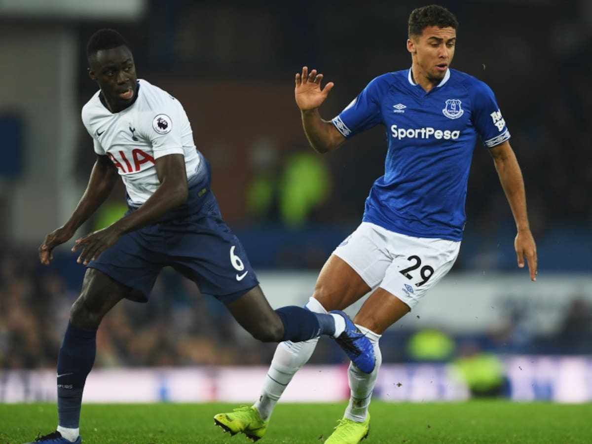 Everton, sin Mina, cayó goleado por Tottenham en el regreso de Dávinson