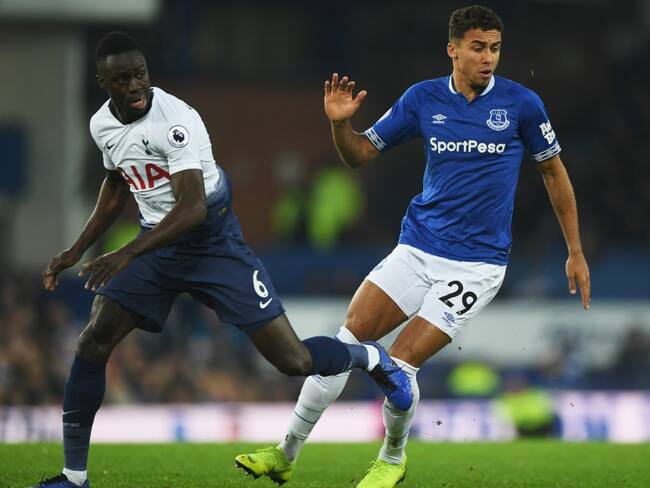 Everton, sin Mina, cayó goleado por Tottenham en el regreso de Dávinson