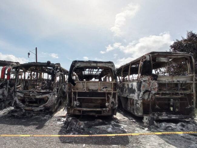 Fuerte incendio deja cuatro buses incinerados en Cocorná