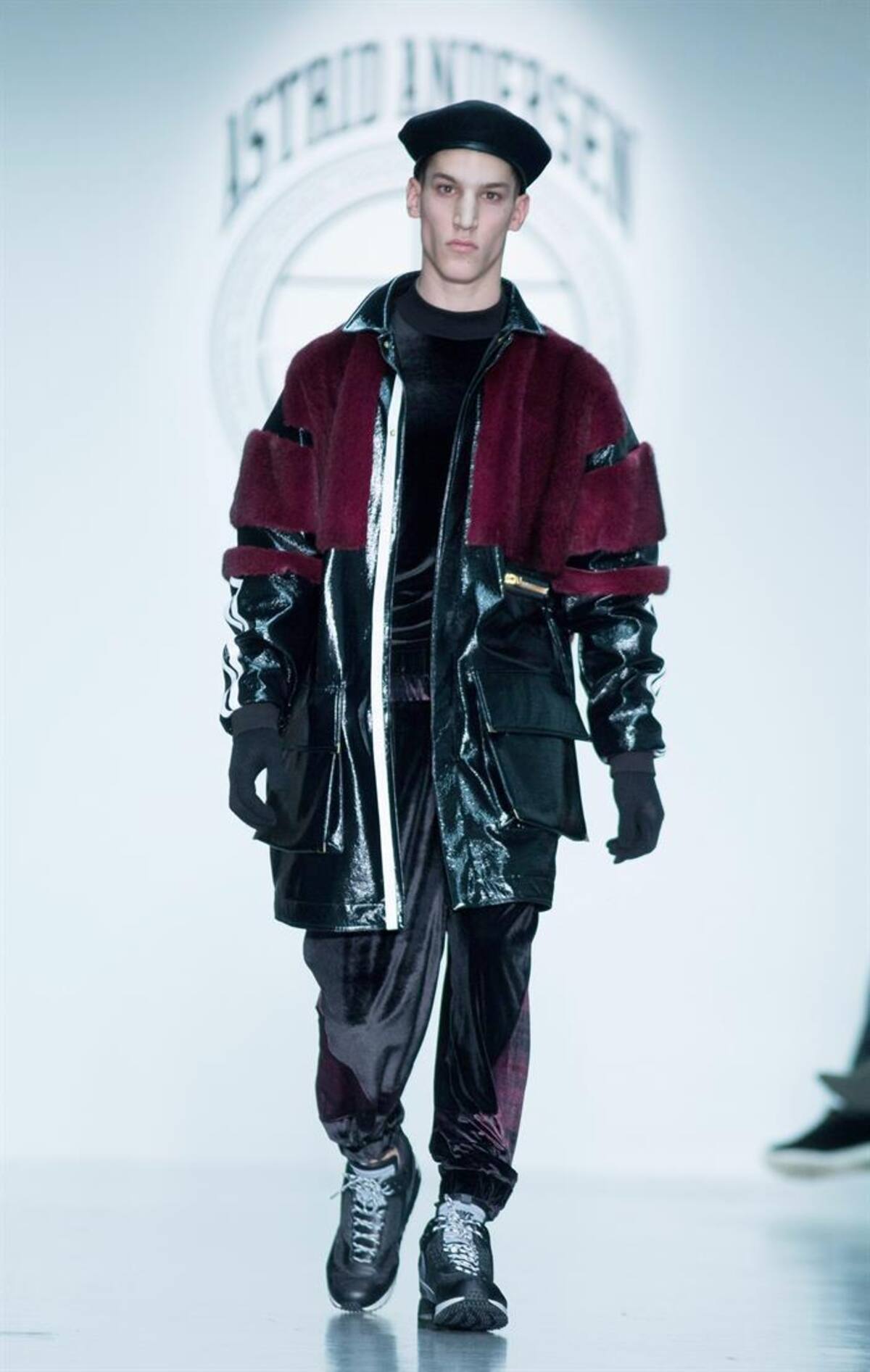 Una serie de modelos presentan la colección de otoño, invierno 2015 en la semana de la moda masculina en Londres, Inglaterra, que se realizará hasta el próximo 12 de enero.