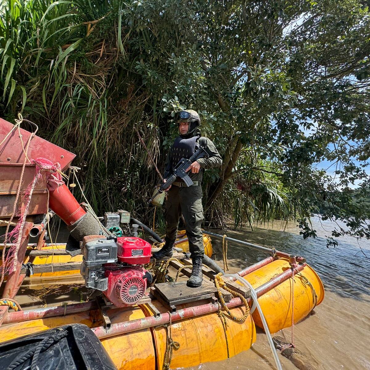 Reforzarán operativos contra la minería ilegal en el río Nechí, usada para financiar grupos ilegales