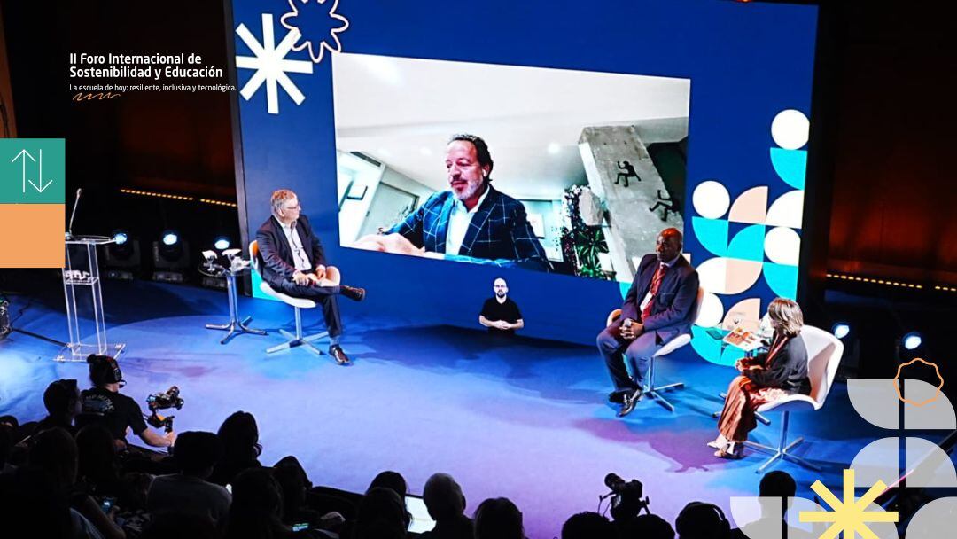 Luciano Monteiro, director global de comunicación y sostenibilidad de Santillana; José Picó, humanista y fundador de Espacios Maestros; José Vicente, rector de la Universidad Zumbi dos Palmares y Raquel Texeira, secretaría de educación del estado de Rio Grande Do Sur de Brasil, en el panel: Escuelas resilientes: currículo, formación y arquitectura. | Foto: cortesía, Fundación Santillana